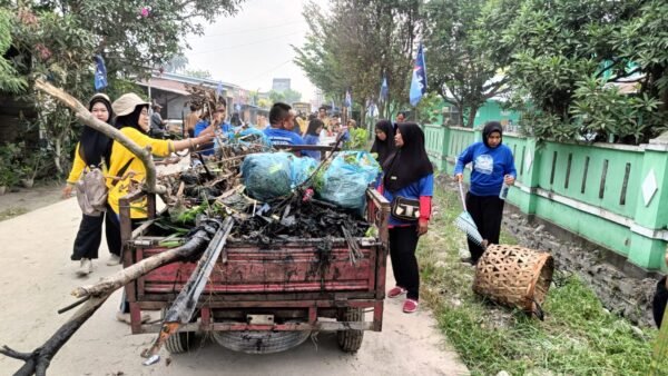 Sambut HUT ke-25, DPC Demokrat Sergai dan Pemdes Pekan Tanjung Beringin Gelar Gotong Royong Massal